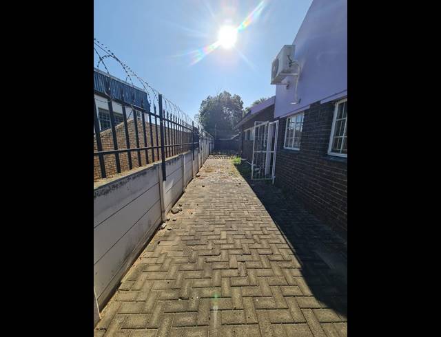 266M² BUILDING FOR SALE IN RUSTENBURG CENTRAL